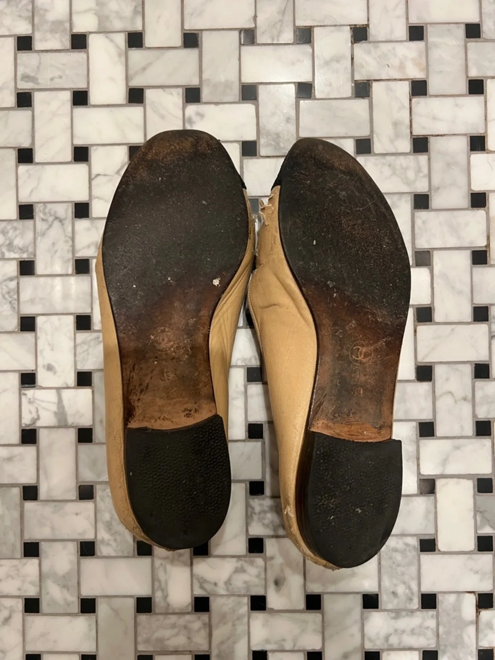 CHANEL Beige and Black Cap-Toe Leather Ballet Flats - Picture 3 of 5